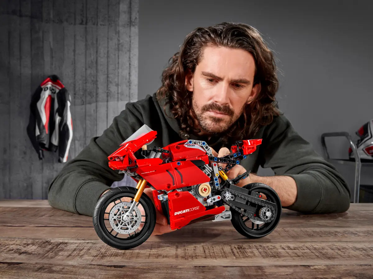 LEGO Technic Ducati Panigale V4 R (42107)